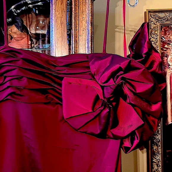 NWTStunningMaxiIssueNewYorkGownSpaghettiStrapsPuffedSleeves.Merlot.HeadTurnig.8 - Picture 5 of 17